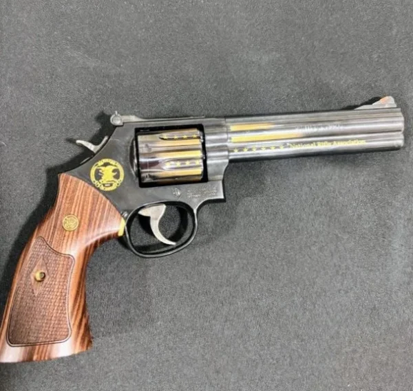 SOLD!!! Smith & Wesson Model 586-8 Special Edition(NRA & Flag Engraved) – .357 Magnum